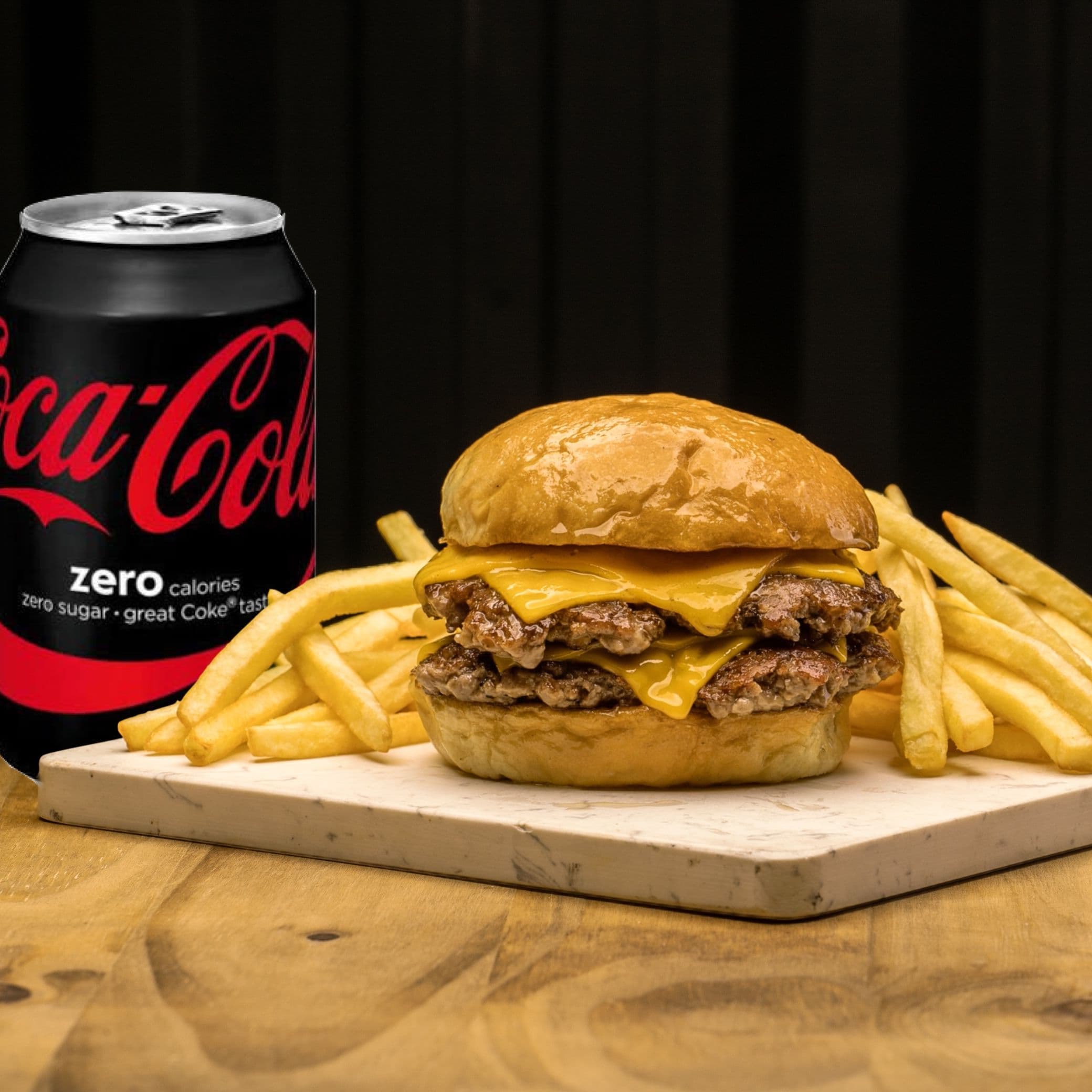 Smash burger doble de Terry's Burgers con cheddar, patatas y Coca-Cola